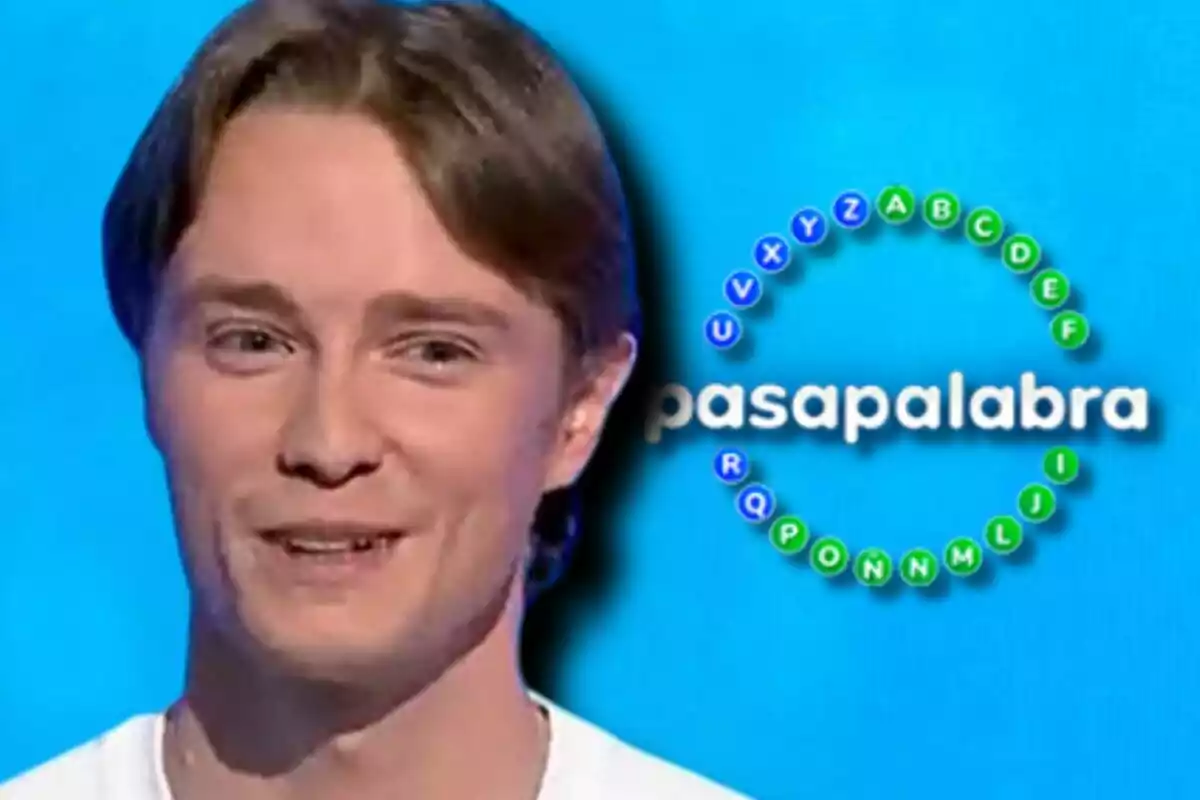 Manu Pascual sonriente aparece junto al logo del programa de televisión "Pasapalabra" sobre un fondo azul.