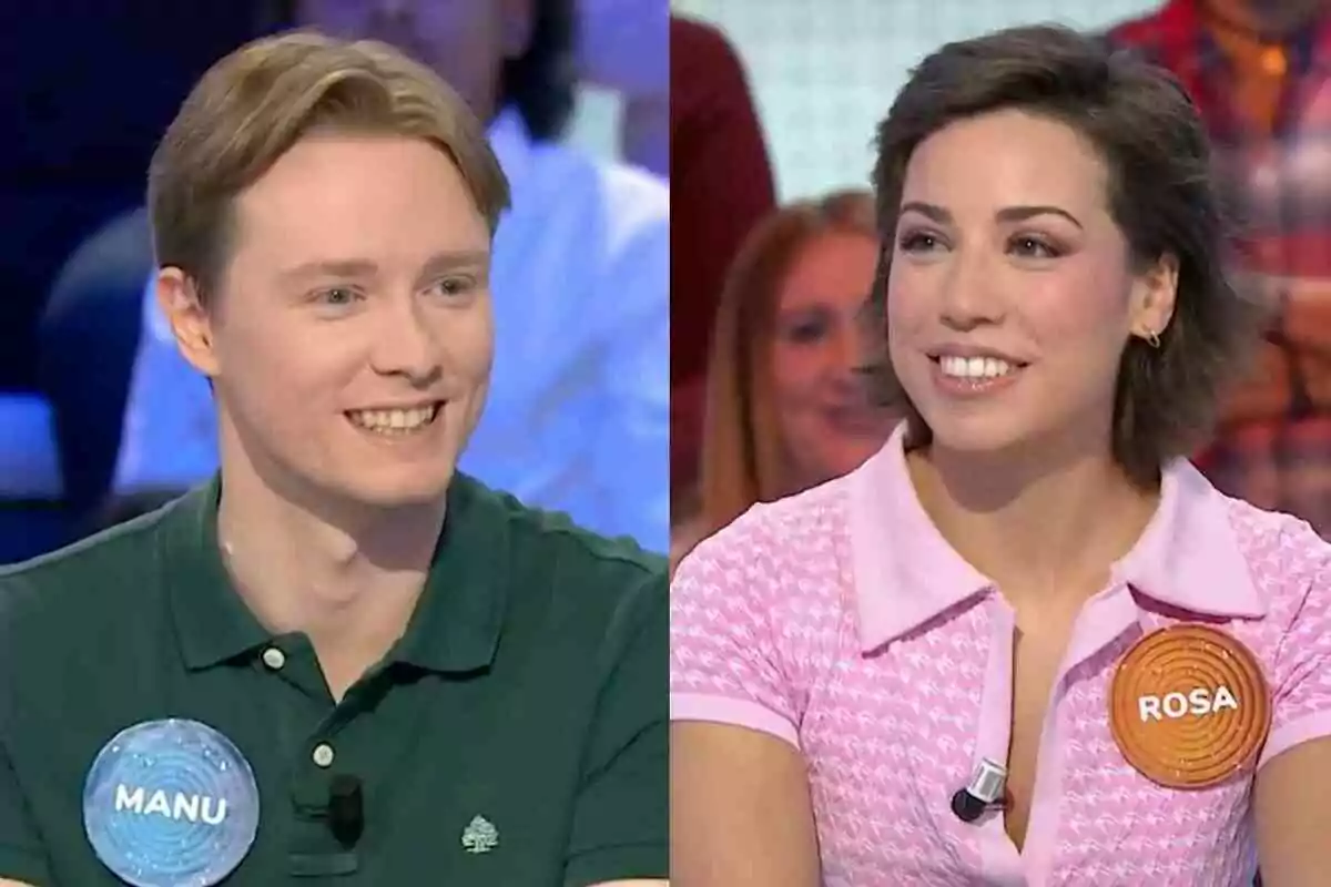 Manu y Rosa sonríen en 'Pasapalabra', él lleva una camiseta verde y ella una camisa rosa, ambos con chapas con sus nombres. Manu y Rosa sonríen en 'Pasapalabra', él lleva una camiseta verde y ella una camisa rosa, ambos con chapas con sus nombres.