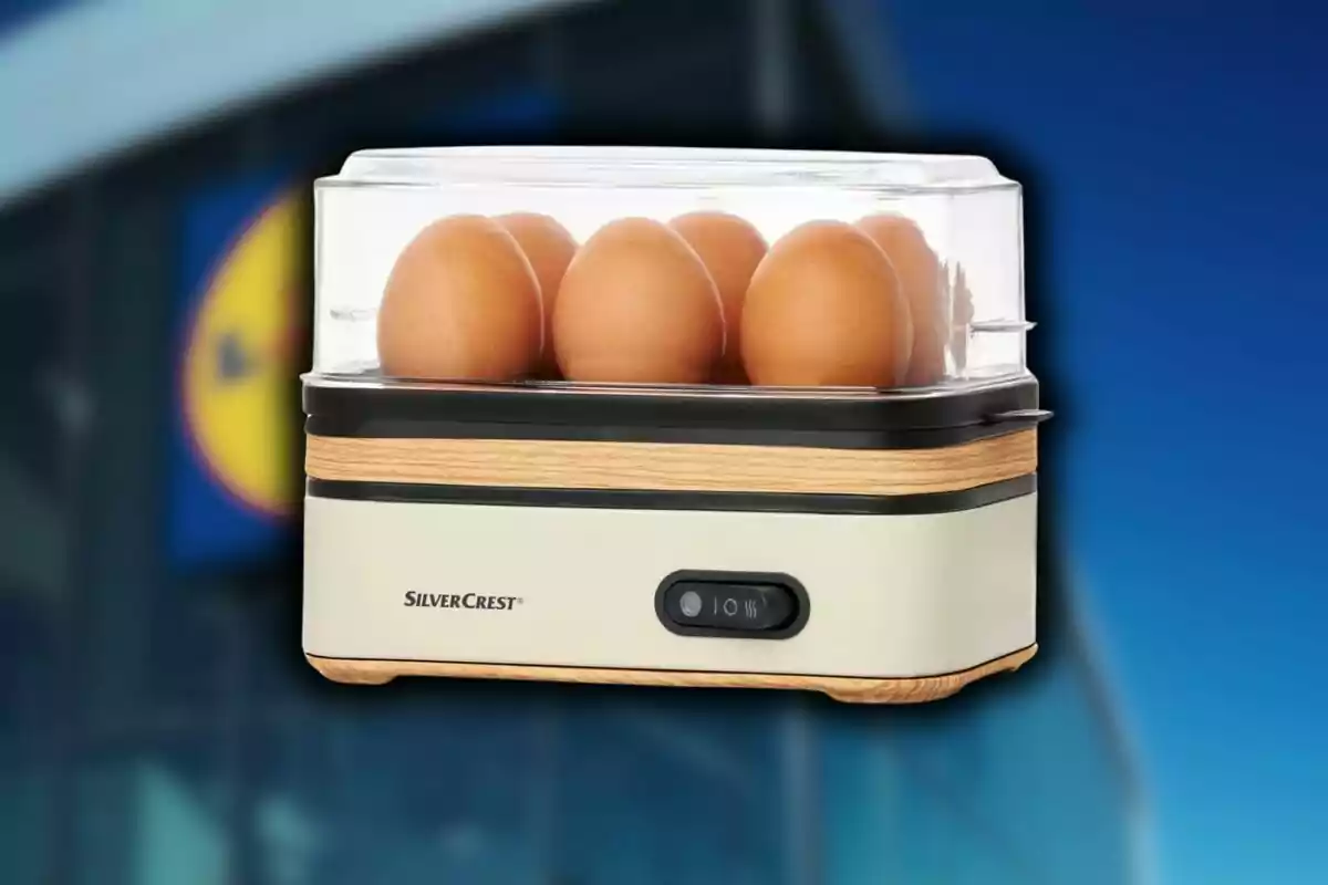 Cocedor de huevos eléctrico SilverCrest con seis huevos en su interior y fondo desenfocado de una tienda Lidl. Cocedor de huevos eléctrico SilverCrest con seis huevos en su interior y fondo desenfocado de una tienda Lidl.