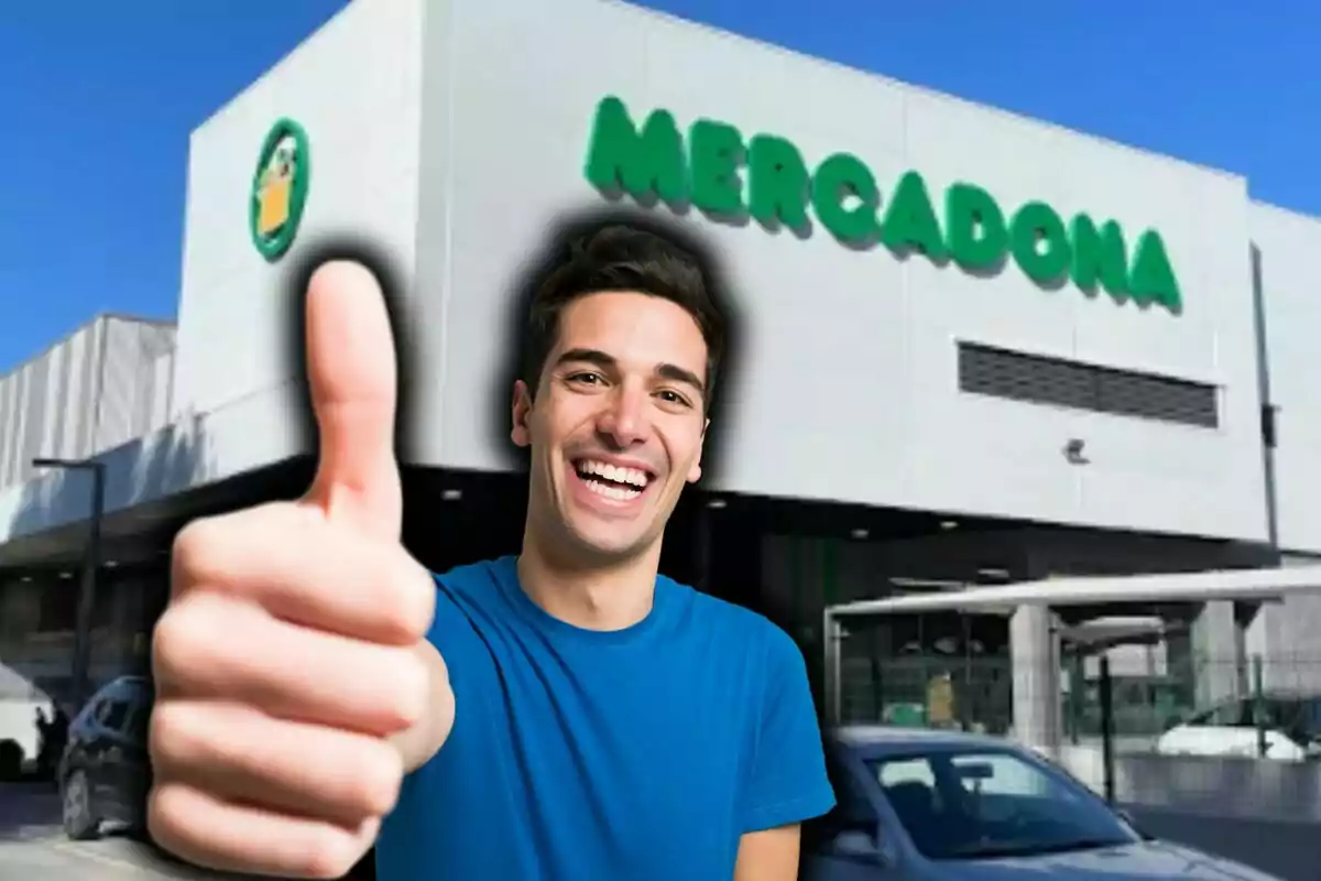 Persona sonriendo y levantando el pulgar frente a un supermercado Mercadona.