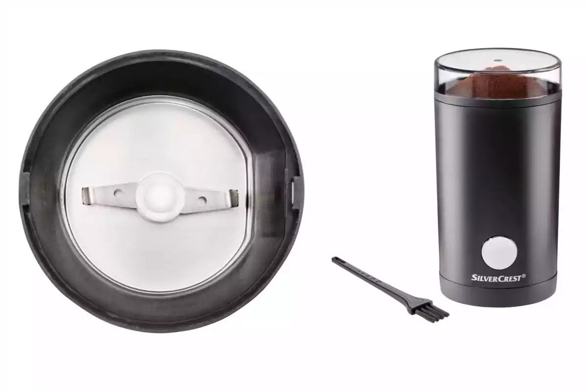Molino de café eléctrico negro de Lidl con tapa transparente, cuchillas de acero inoxidable y un pequeño cepillo de limpieza. Molino de café eléctrico negro de Lidl con tapa transparente, cuchillas de acero inoxidable y un pequeño cepillo de limpieza.