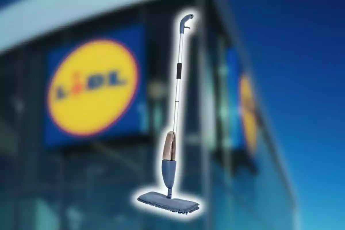 Una mopa con dispensador de líquido de Lidl aparece frente a un edificio con un logotipo borroso en el fondo. Una mopa con dispensador de líquido de Lidl aparece frente a un edificio con un logotipo borroso en el fondo.