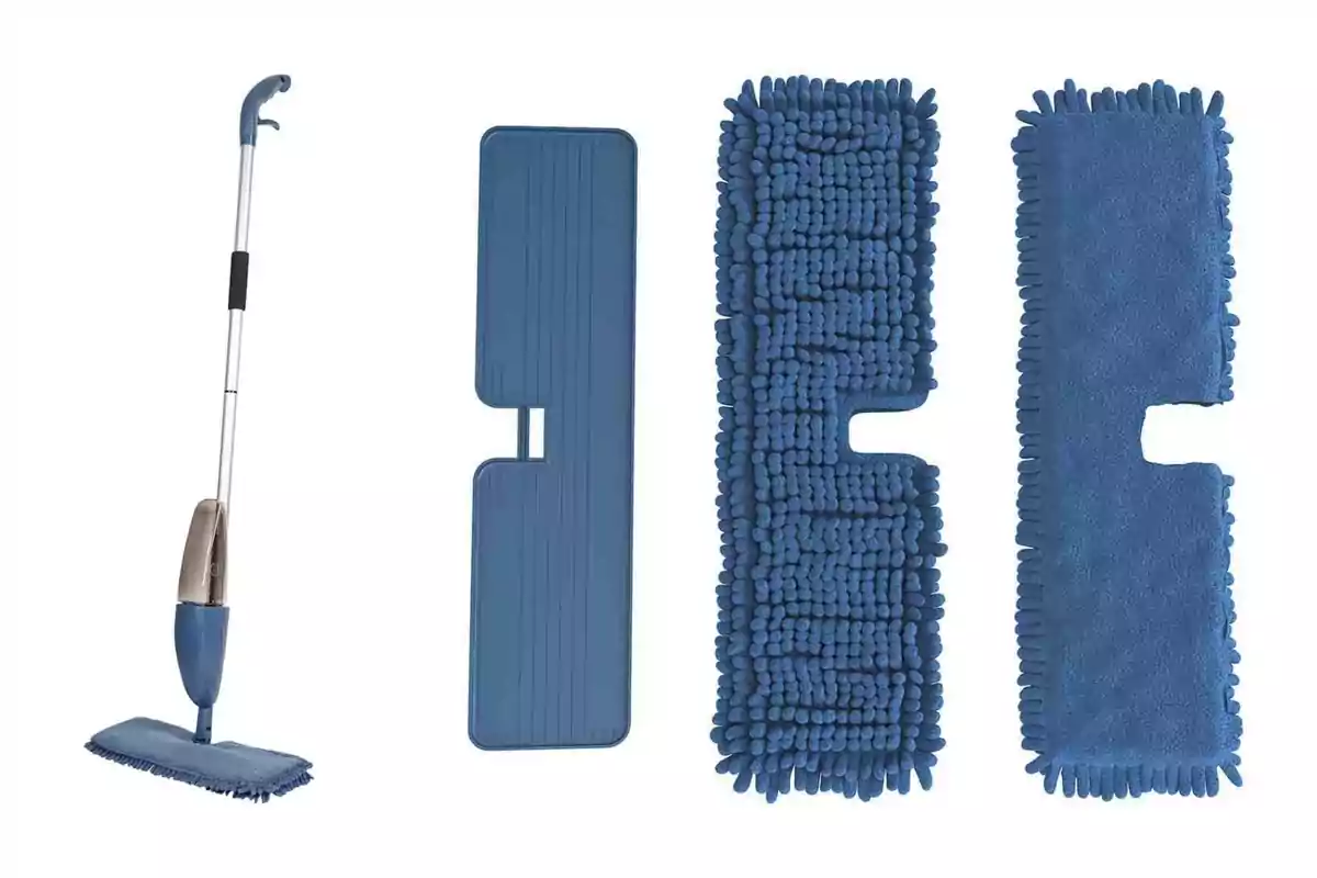 Imagen de una mopa con rociador y tres almohadillas de repuesto de color azul, que es de Lidl. Imagen de una mopa con rociador y tres almohadillas de repuesto de color azul, que es de Lidl.