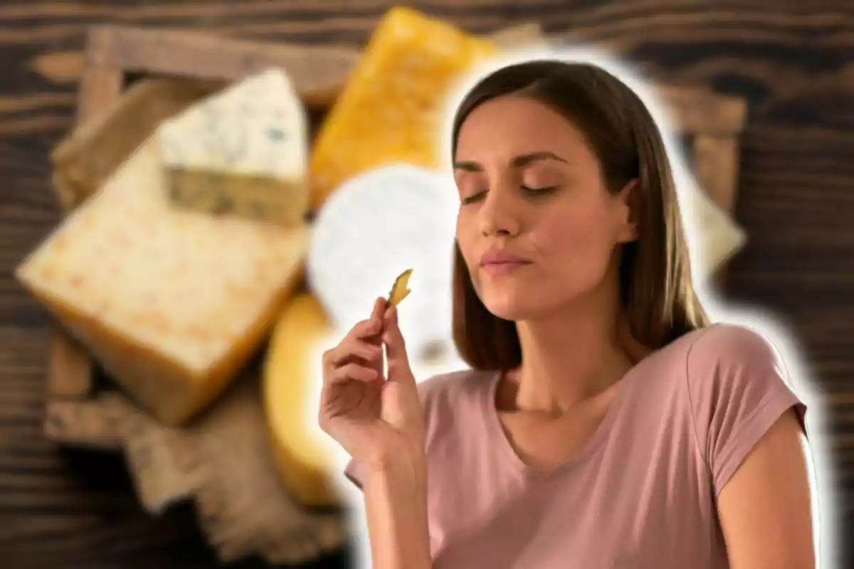 Una persona disfrutando del aroma de un trozo de queso con una tabla de quesos variados al fondo. Una persona disfrutando del aroma de un trozo de queso con una tabla de quesos variados al fondo.