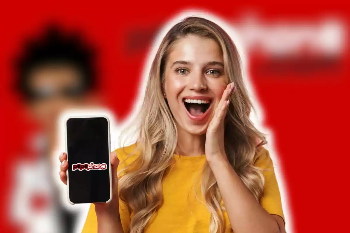 Mujer sonriente con camiseta amarilla sosteniendo un teléfono móvil con el logo de Pepephone sobre un fondo rojo.