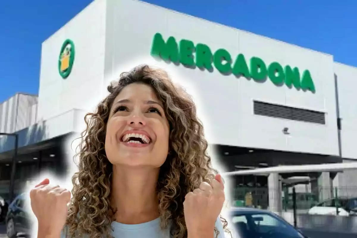 Una persona sonriente con el puño levantado en señal de celebración frente a un supermercado Mercadona.