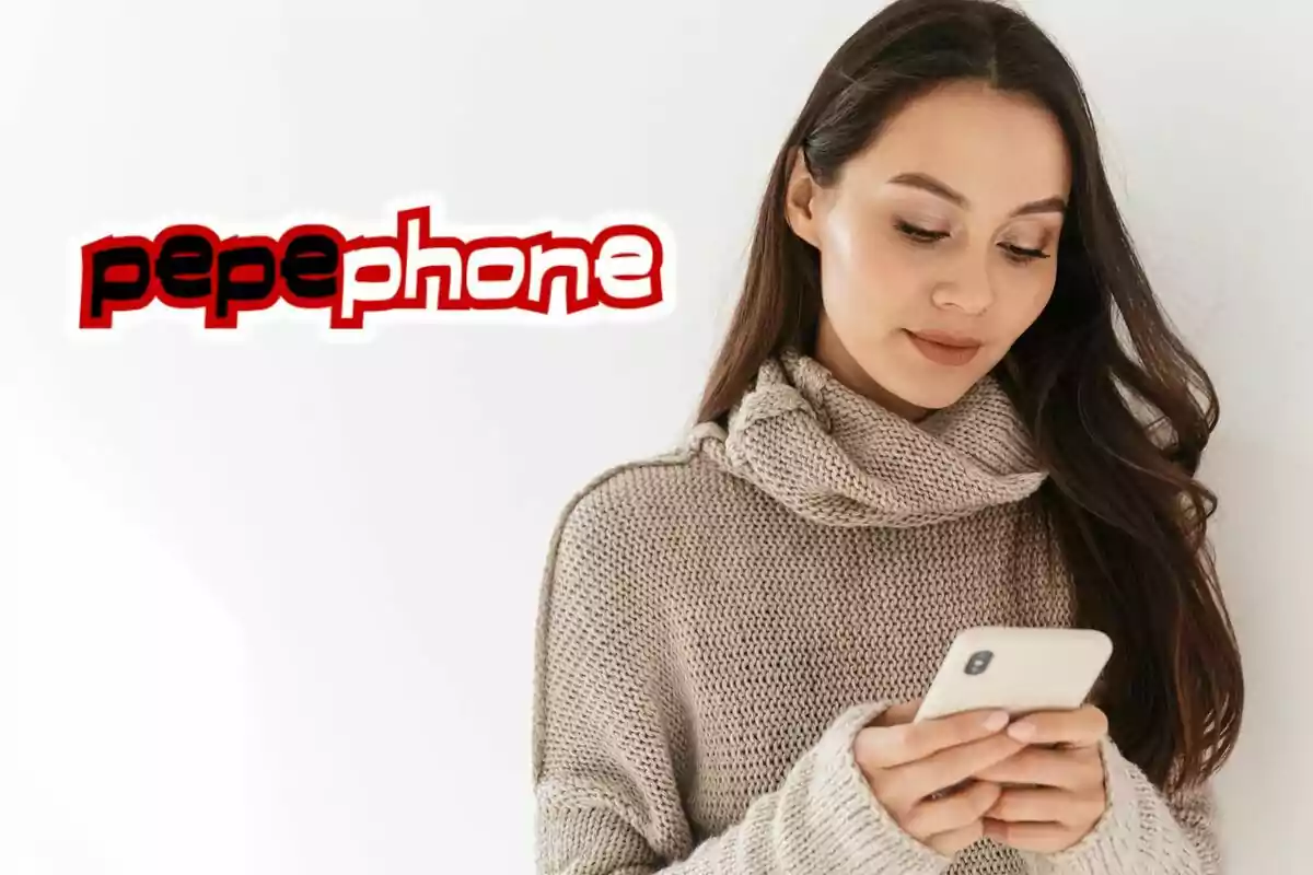 Mujer usando un teléfono móvil con el logo de Pepephone en el fondo.