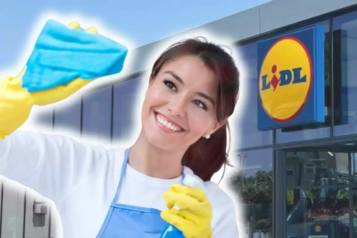 Una persona sonriente con guantes amarillos limpia una ventana frente a una tienda Lidl.