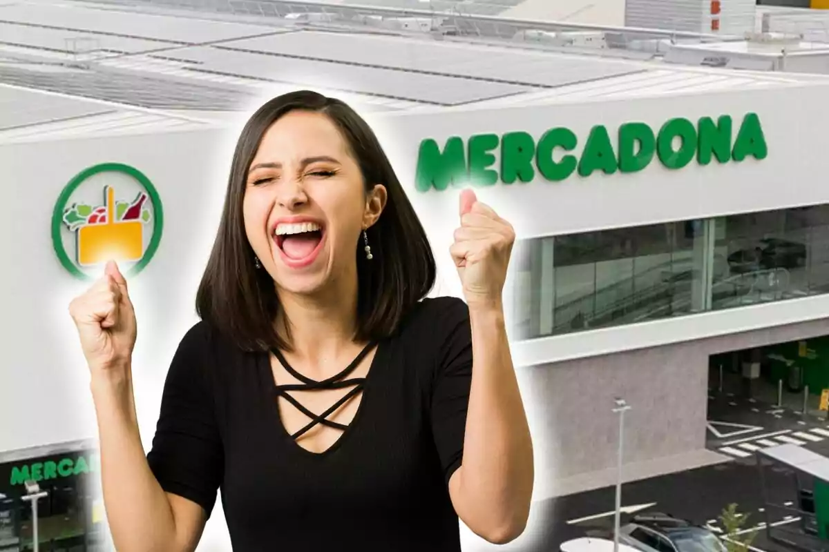 Una mujer sonriente y emocionada levanta los puños en señal de felicidad frente a un supermercado Mercadona.