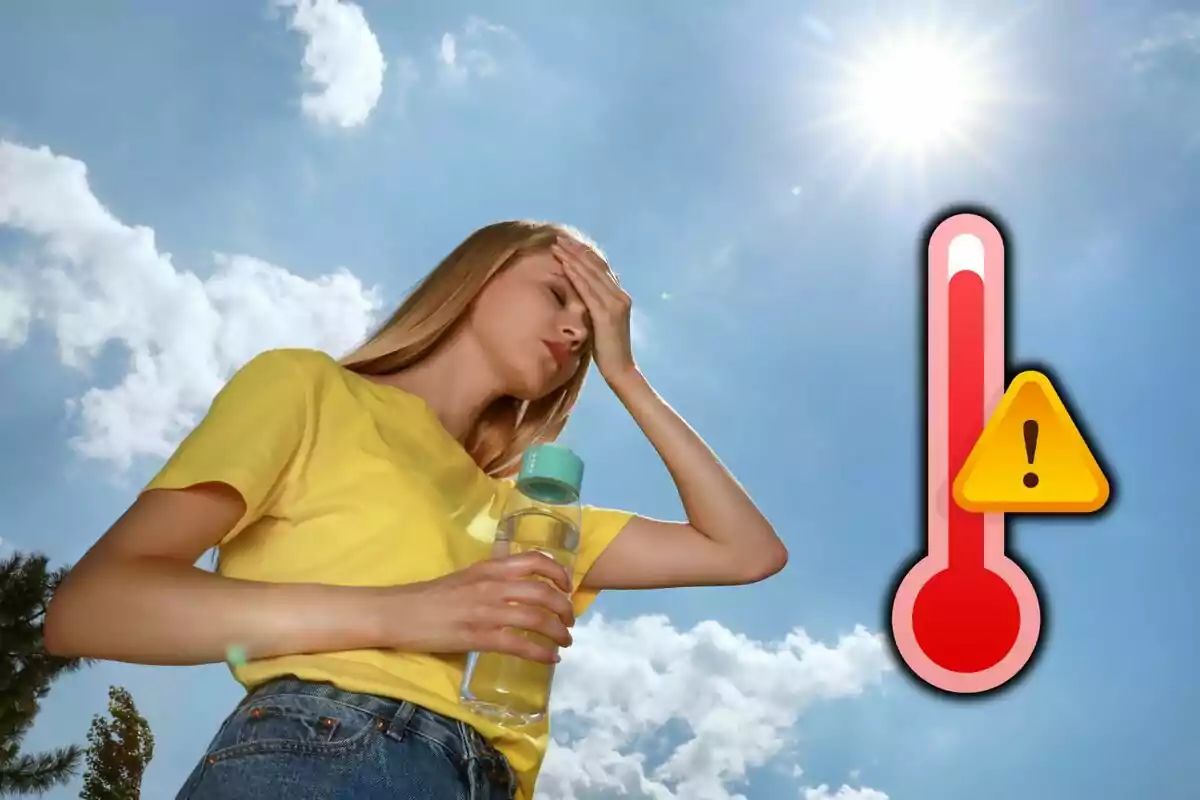 Mujer con camiseta amarilla sosteniendo una botella de agua bajo el sol fuerte con gesto de malestar y un termómetro con advertencia de calor extremo. Mujer con camiseta amarilla sosteniendo una botella de agua bajo el sol fuerte con gesto de malestar y un termómetro con advertencia de calor extremo.