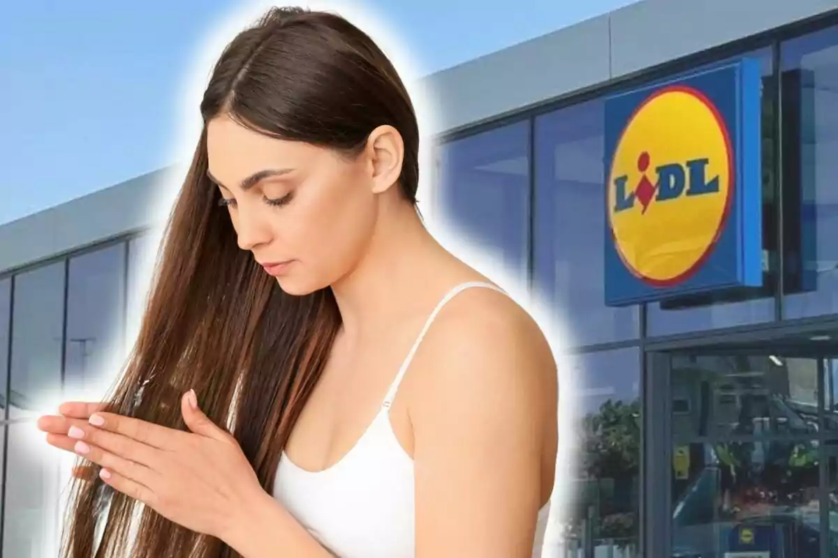 Una mujer con cabello largo y liso se observa de perfil mientras se toca el cabello, con un edificio de Lidl de fondo.