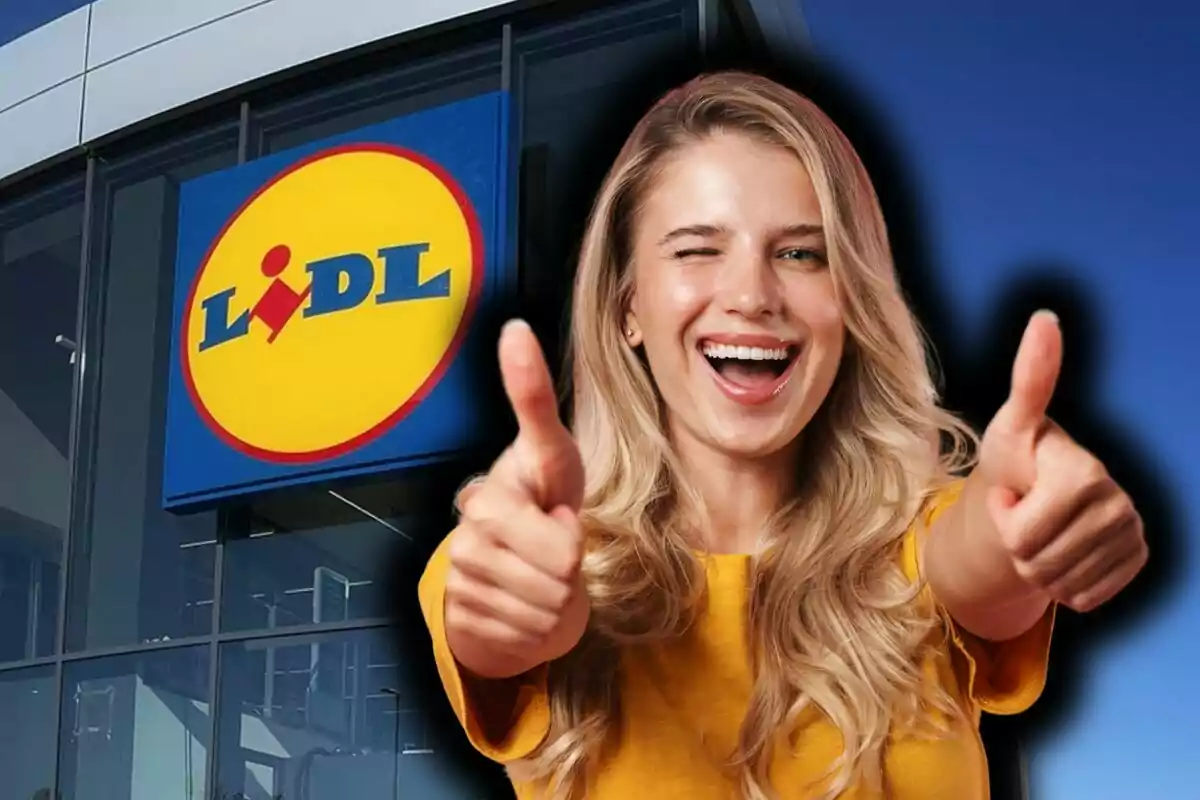 Una mujer sonriente con pulgares arriba frente a un cartel de Lidl.