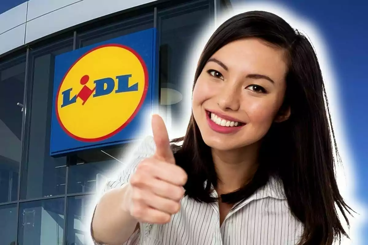 Mujer sonriente haciendo gesto de aprobación con el pulgar arriba frente a una tienda Lidl.