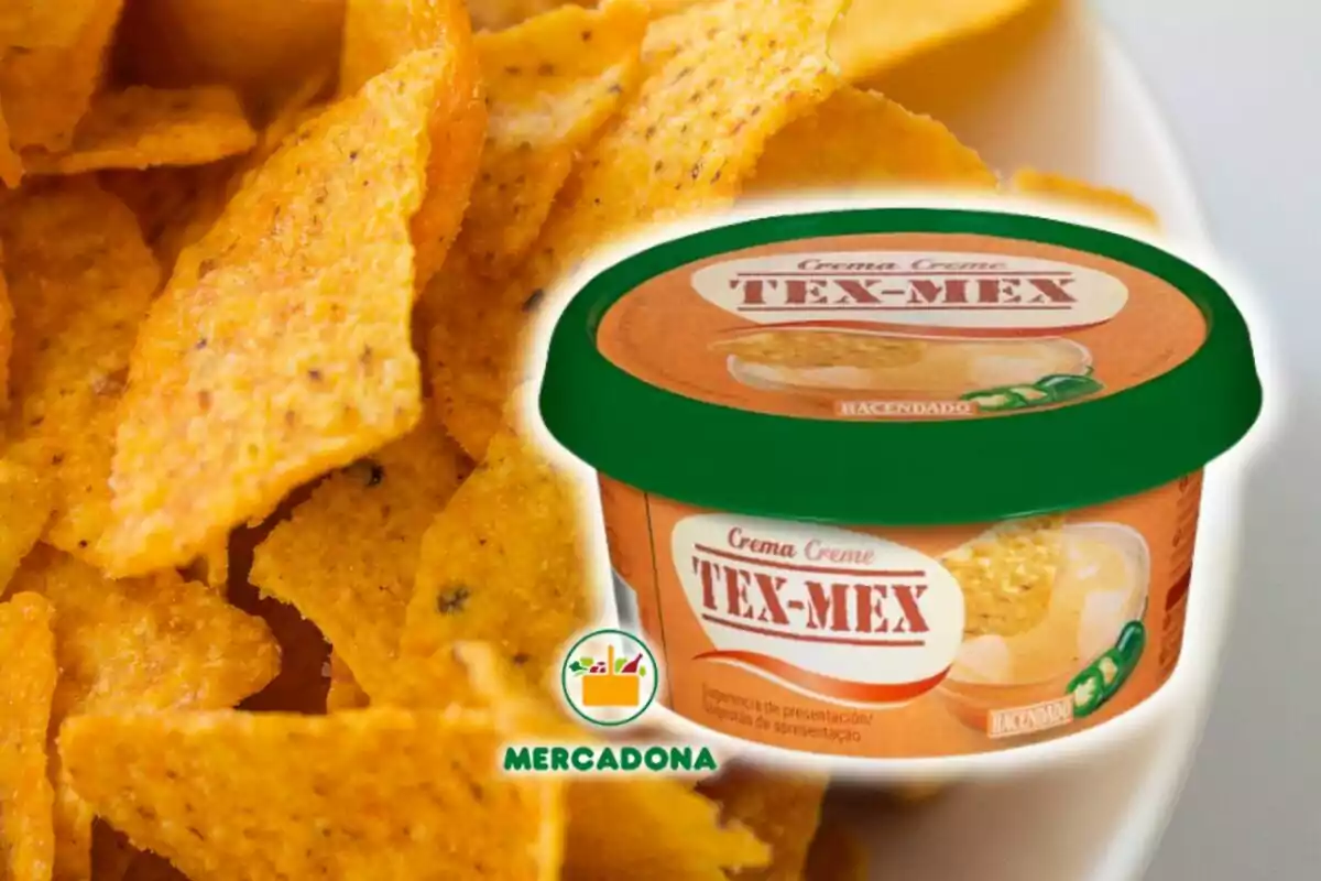 Un recipiente de crema Tex-Mex de Hacendado junto a un plato de nachos. Un recipiente de crema Tex-Mex de Hacendado junto a un plato de nachos.
