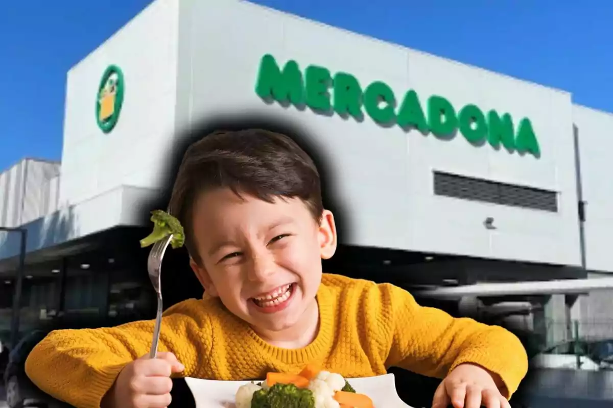 Montaje de fotos de un niño sonriente con una sudadera amarilla sostiene un tenedor con brócoli frente a un supermercado Mercadona.