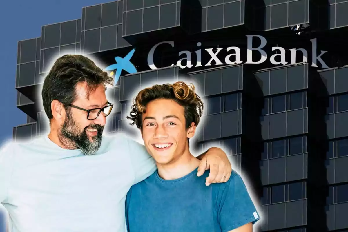 Un hombre y un joven sonríen frente a un edificio de CaixaBank.