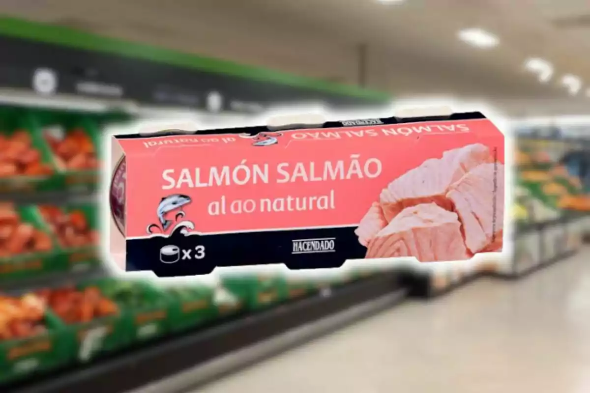 Paquete de salmón al natural de la marca Hacendado con una imagen de un supermercado Mercadona de fondo. Paquete de salmón al natural de la marca Hacendado con una imagen de un supermercado Mercadona de fondo.