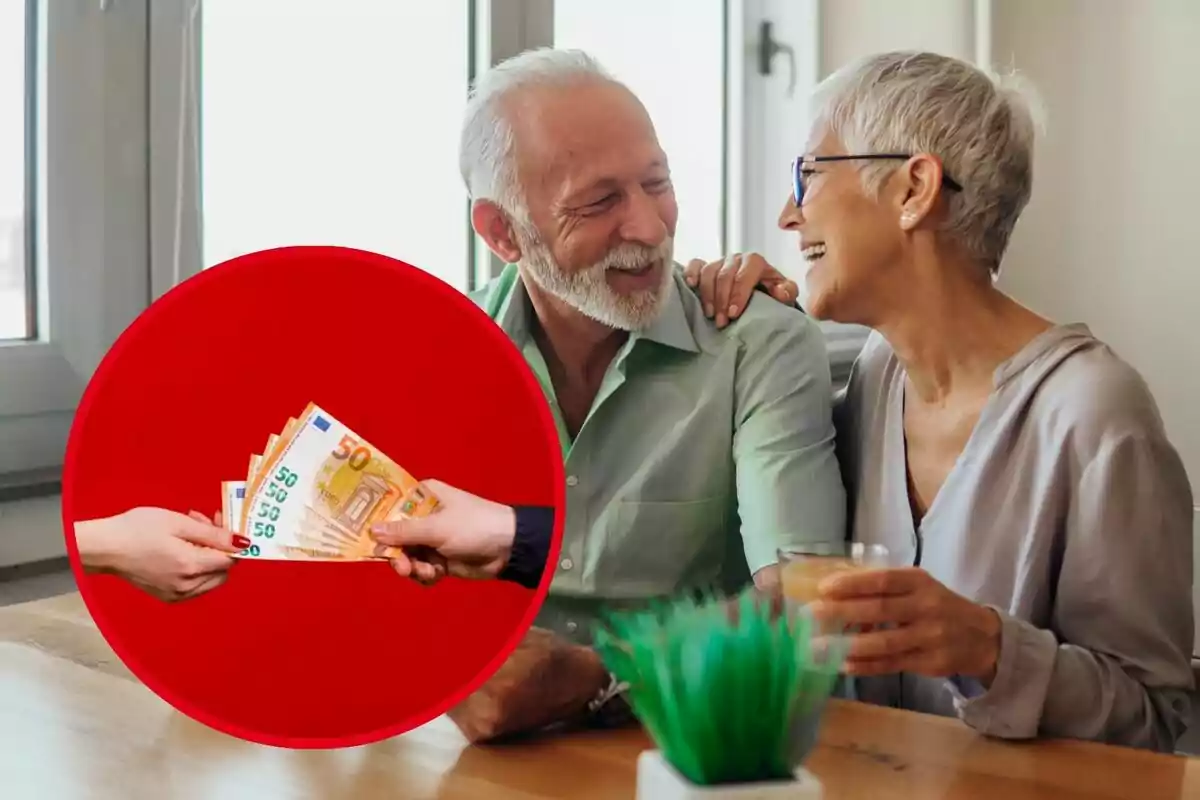 Una pareja de personas mayores sonriendo y conversando mientras una mano entrega billetes de euro a otra mano en un círculo rojo.