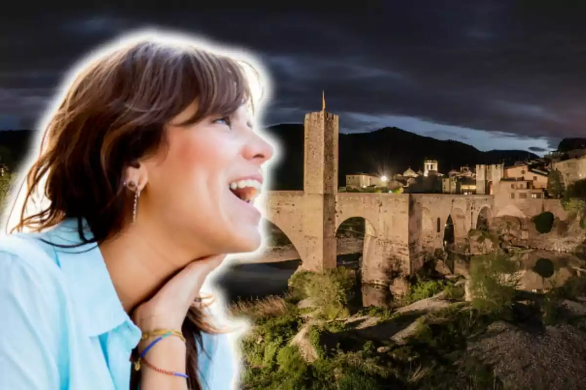 Montaje de fotos de una mujer muy feliz y, de fondo, un plano general de Besalú, un pequeño pueblo de Gerona