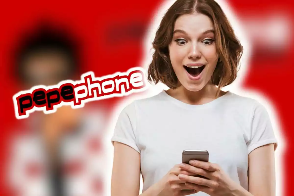 Mujer sorprendida mirando su teléfono móvil con el logo de Pepephone en el fondo.