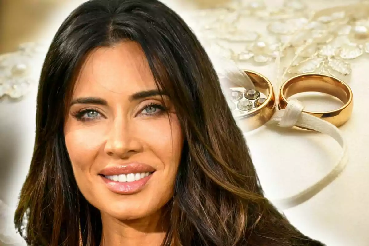 Primer plano de Pilar Rubio sonriente con cabello oscuro y ojos claros frente a un fondo de anillos de boda dorados.