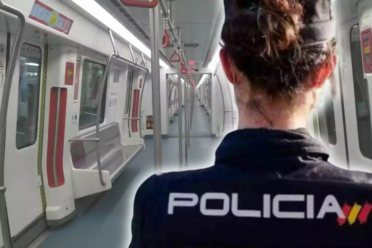 Una agente de policía de espaldas dentro de un vagón de metro vacío.