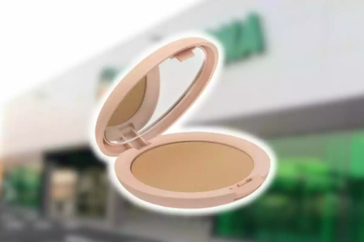 Un estuche de maquillaje compacto de Mercadona abierto con un fondo desenfocado de un edificio. Un estuche de maquillaje compacto de Mercadona abierto con un fondo desenfocado de un edificio.