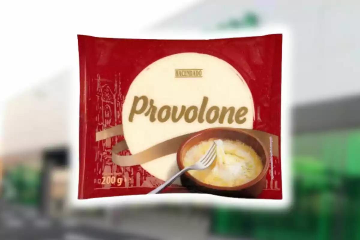 Paquete de queso Provolone de la marca Hacendado de 200 gramos con fondo desenfocado. Paquete de queso Provolone de la marca Hacendado de 200 gramos con fondo desenfocado.
