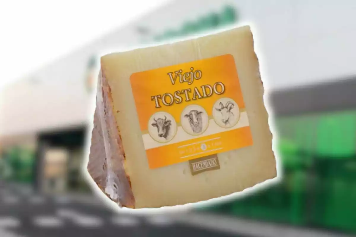 Un trozo de queso de Mercadona con una etiqueta que dice Un trozo de queso de Mercadona con una etiqueta que dice