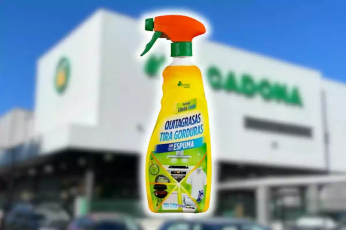 Botella de limpiador quitagrasas de Mercadona con dispensador rojo y verde sobre un fondo desenfocado de un edificio. Botella de limpiador quitagrasas de Mercadona con dispensador rojo y verde sobre un fondo desenfocado de un edificio.
