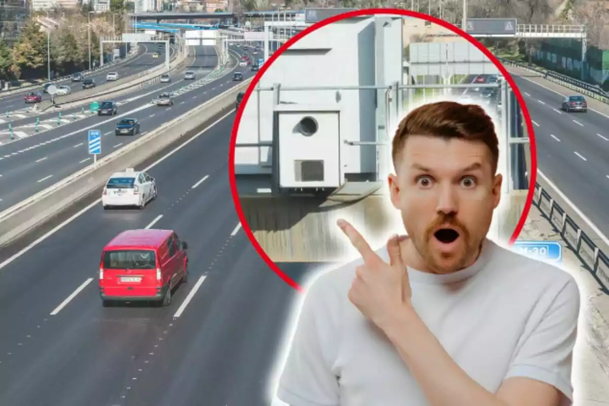 Hombre sorprendido señalando una cámara de tráfico en una autopista.