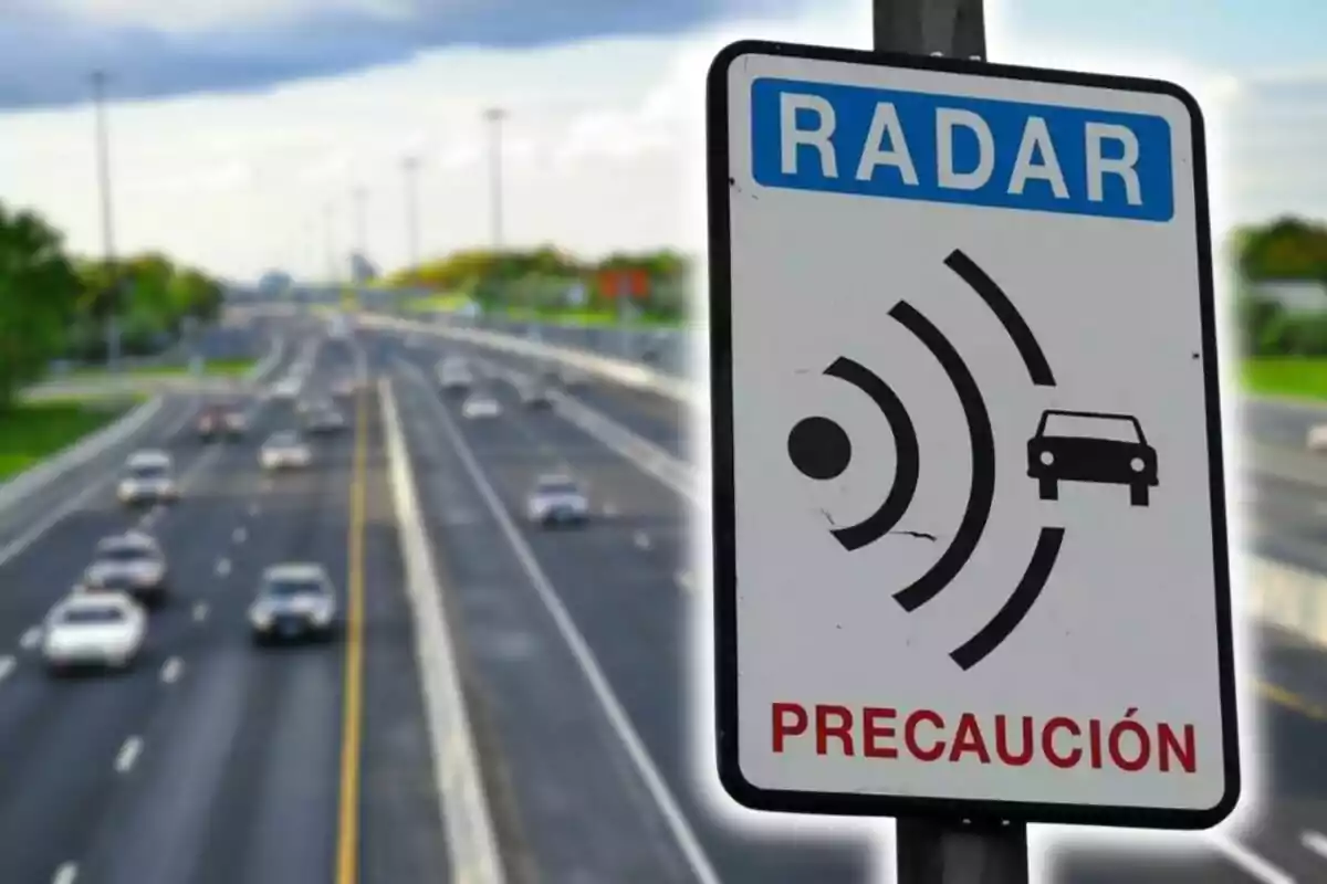Señal de tráfico de radar de velocidad en una autopista con la palabra "PRECAUCIÓN" en la parte inferior.