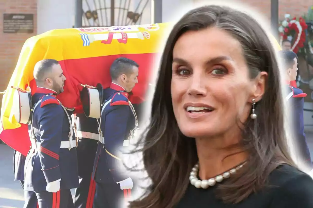 Primer plano de Letizia Ortiz con un collar de perlas y, de fondo, la imagen de un grupo de soldados llevando el ataúd de Juan Gómez-Acebo cubierto con la bandera de España.