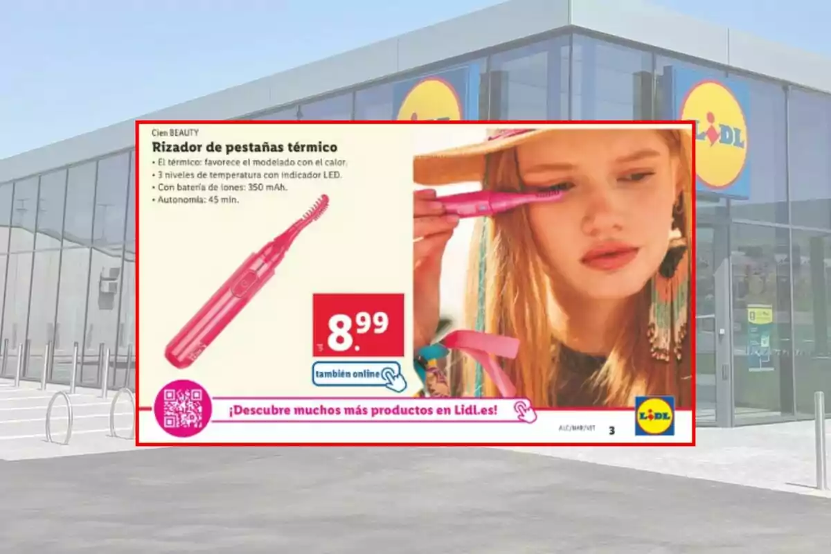 Publicidad de un rizador de pestañas térmico color rosa de Lidl con una mujer usándolo, precio de 8,99 euros, en la entrada de una tienda. Publicidad de un rizador de pestañas térmico color rosa de Lidl con una mujer usándolo, precio de 8,99 euros, en la entrada de una tienda.