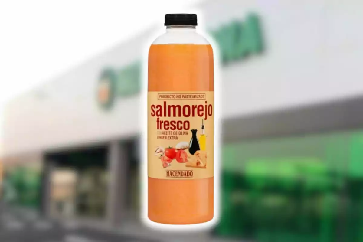 Botella de salmorejo fresco con aceite de oliva virgen extra de la marca Hacendado frente a un supermercado. Botella de salmorejo fresco con aceite de oliva virgen extra de la marca Hacendado frente a un supermercado.