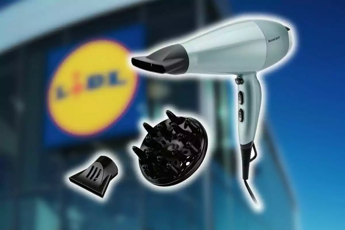 Montaje de fotos de un secador de pelo con dos accesorios frente a una tienda de Lidl desenfocada. Montaje de fotos de un secador de pelo con dos accesorios frente a una tienda de Lidl desenfocada.