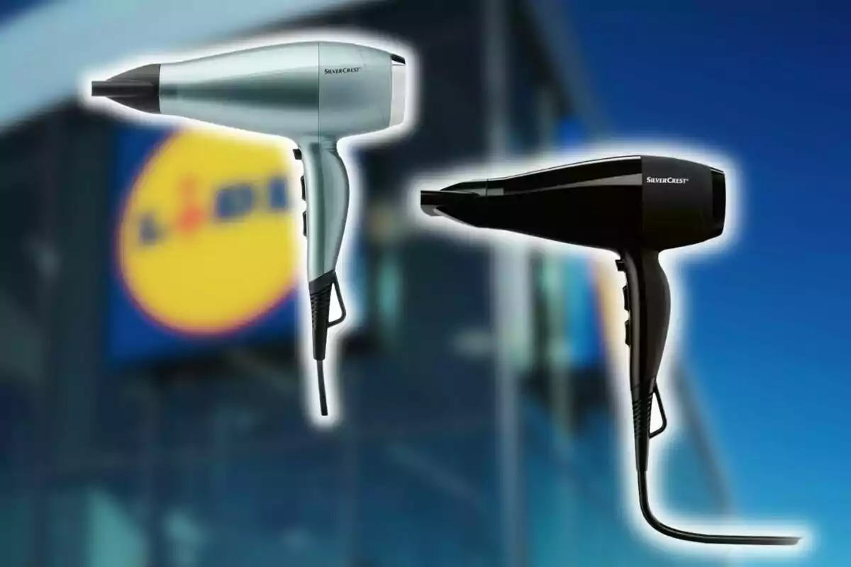 Dos secadores de pelo de la marca SilverCrest en color plateado y negro frente a una tienda con el logo de Lidl desenfocado de fondo. Dos secadores de pelo de la marca SilverCrest en color plateado y negro frente a una tienda con el logo de Lidl desenfocado de fondo.