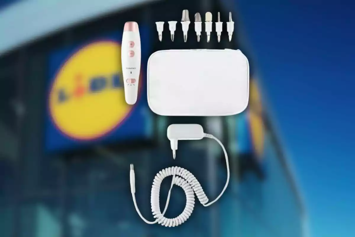 Kit de manicura eléctrico con varios accesorios, estuche y cargador sobre un fondo desenfocado de una tienda Lidl Kit de manicura eléctrico con varios accesorios, estuche y cargador sobre un fondo desenfocado de una tienda Lidl
