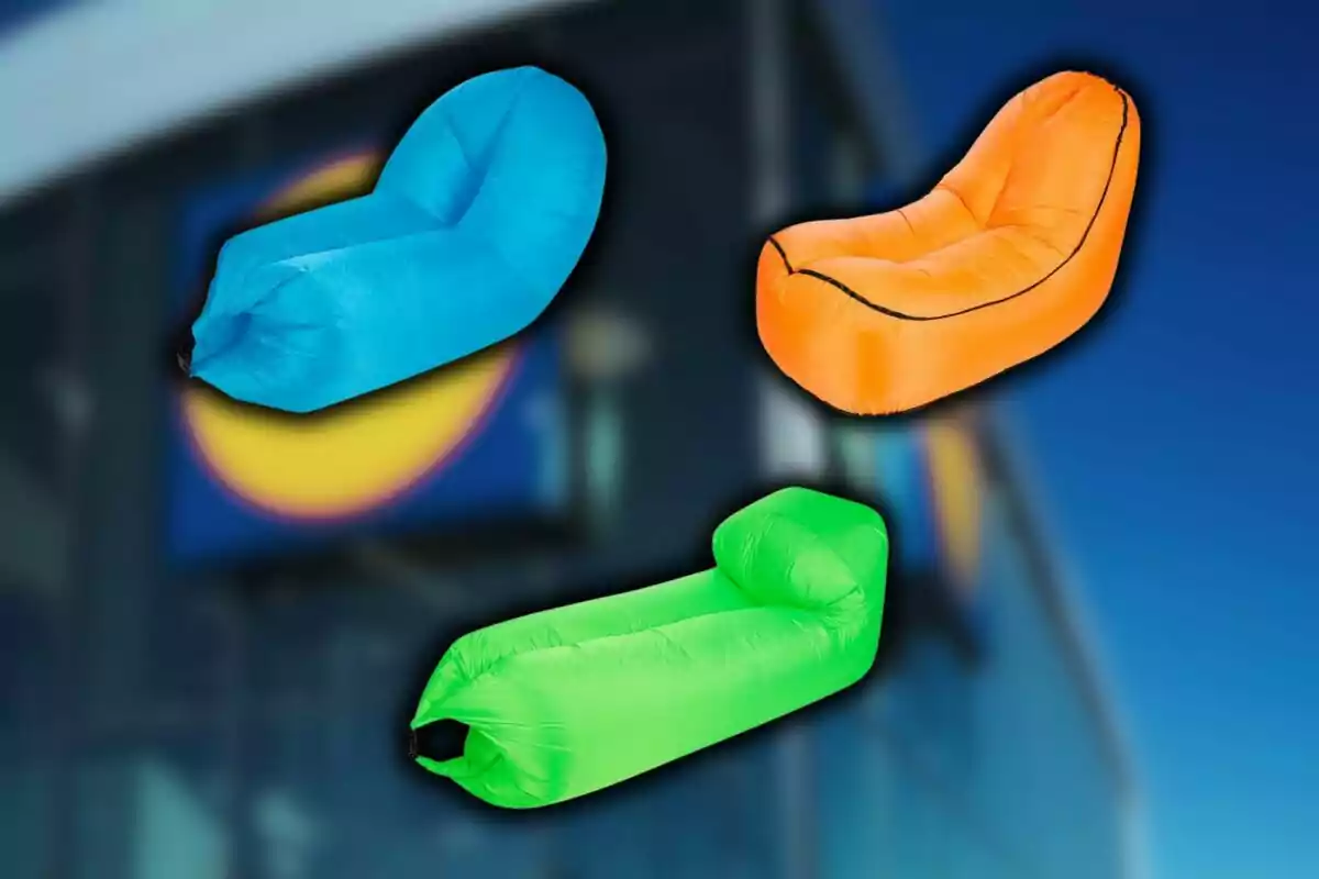 Tres sillones inflables de colores azul, naranja y verde de Lidl frente a un fondo desenfocado de un edificio.