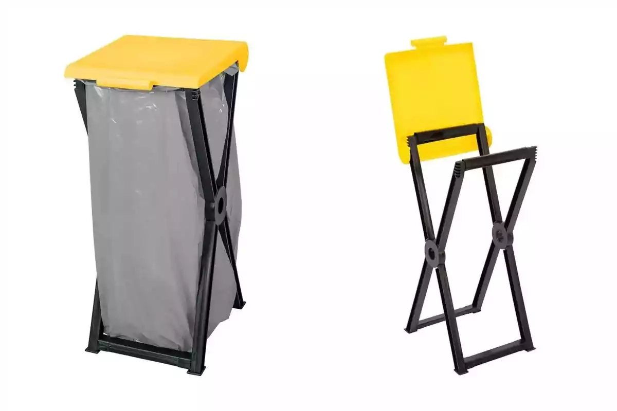 Un soporte plegable para bolsas de basura con tapa amarilla de Lidl, mostrando dos posiciones: una con la bolsa colocada y otra sin ella. Un soporte plegable para bolsas de basura con tapa amarilla de Lidl, mostrando dos posiciones: una con la bolsa colocada y otra sin ella.