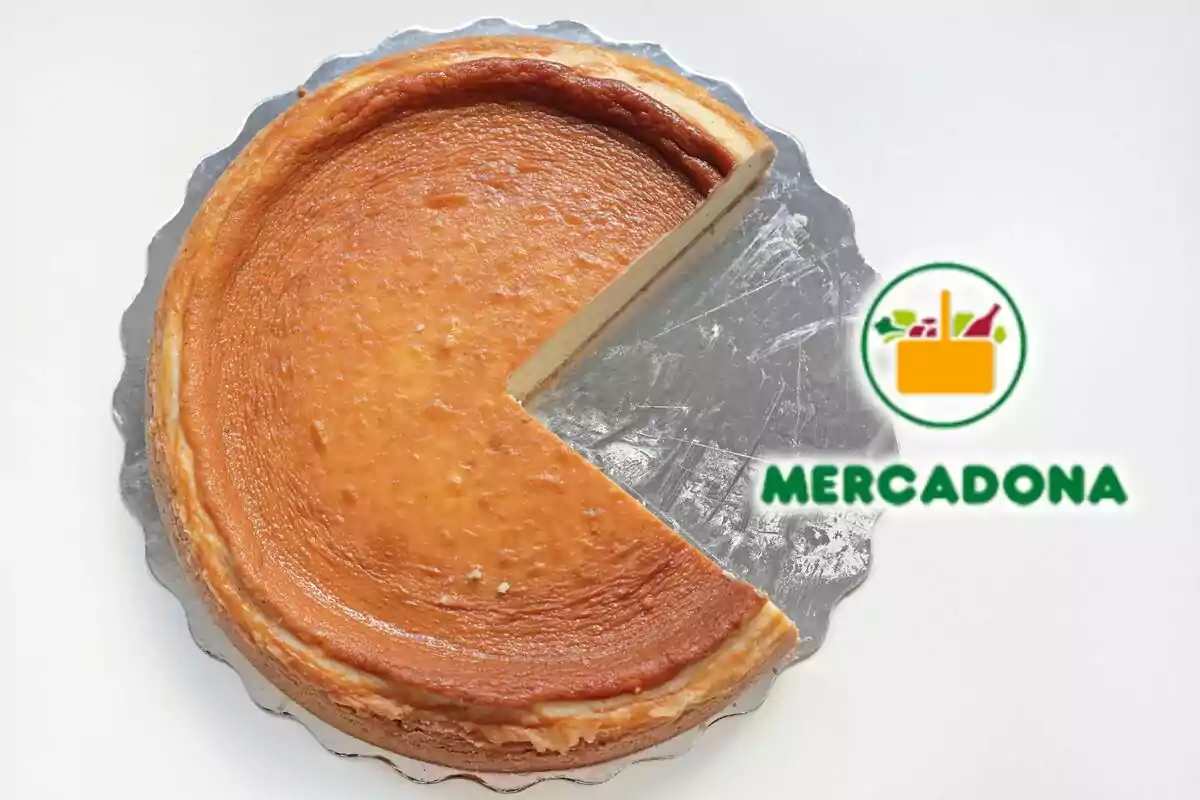 Una tarta de queso con una porción faltante sobre una base plateada, junto al logo de Mercadona. Una tarta de queso con una porción faltante sobre una base plateada, junto al logo de Mercadona.