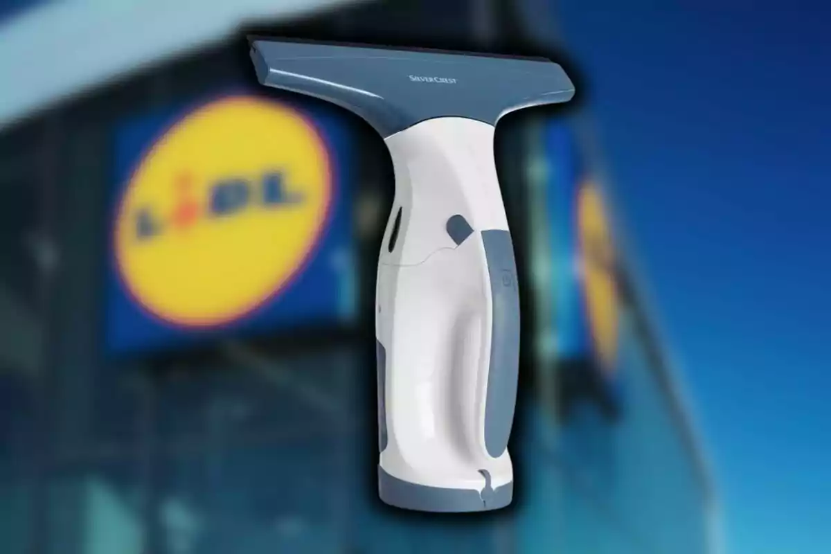 Un limpiador de cristales eléctrico de Lidl, de color blanco y azul, con un fondo borroso de un edificio con un logotipo. Un limpiador de cristales eléctrico de Lidl, de color blanco y azul, con un fondo borroso de un edificio con un logotipo.
