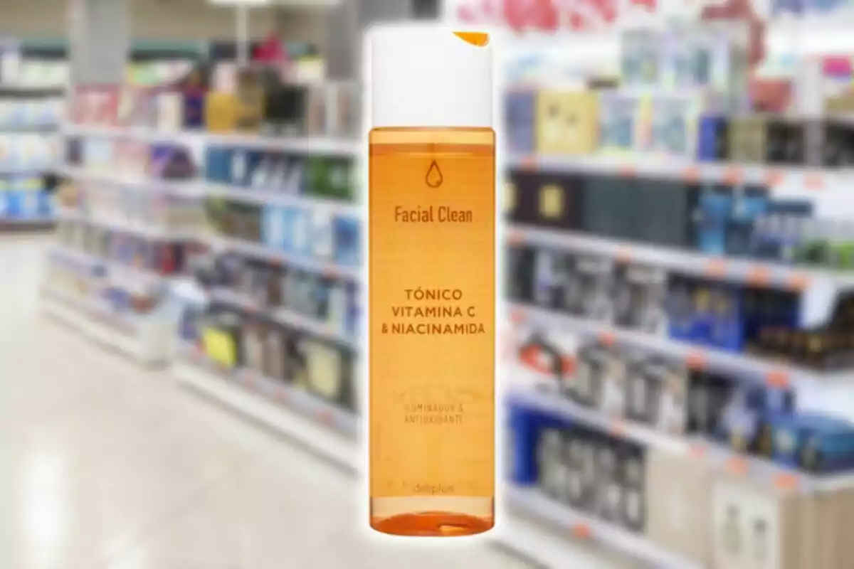 Montaje de fotos de una botella de tónico facial con vitamina C y niacinamida de Mercadona con el pasillo de un supermercado de fondo. Montaje de fotos de una botella de tónico facial con vitamina C y niacinamida de Mercadona con el pasillo de un supermercado de fondo.