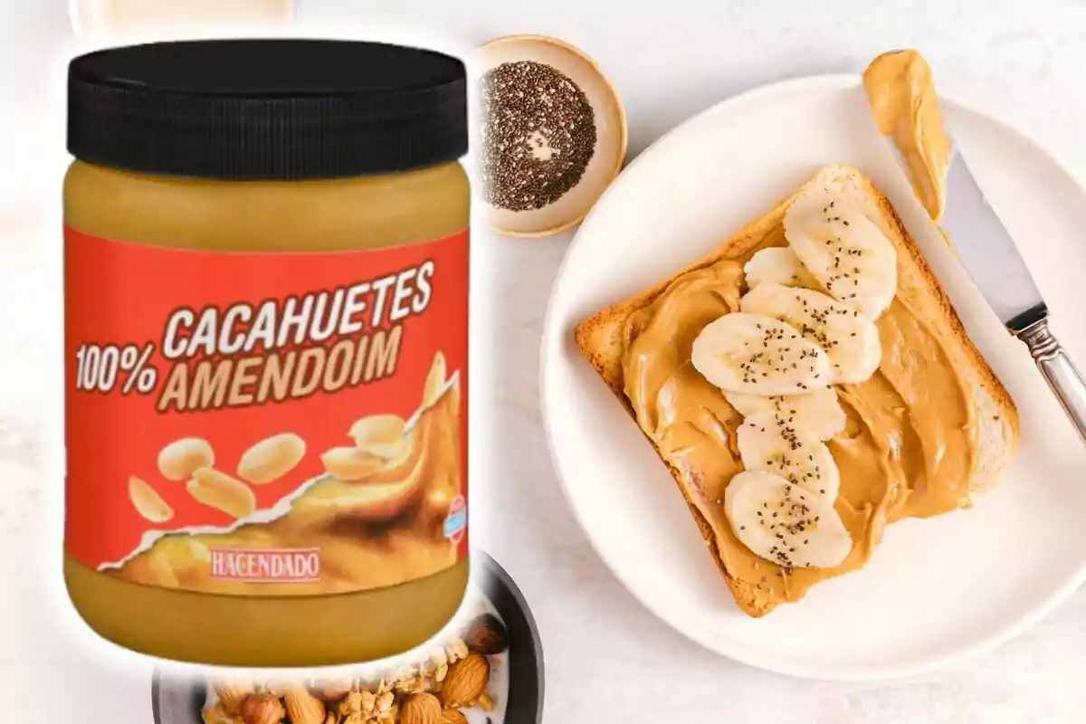 Un frasco de crema de cacahuete de Mercadona junto a una tostada con mantequilla de maní y rodajas de plátano. Un frasco de crema de cacahuete de Mercadona junto a una tostada con mantequilla de maní y rodajas de plátano.