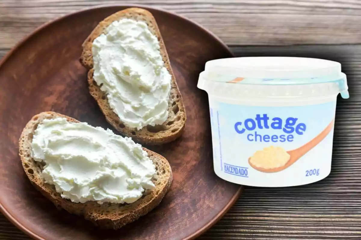Un plato de madera con dos rebanadas de pan untadas con queso cottage junto a un envase de queso cottage de Mercadona al lado. Un plato de madera con dos rebanadas de pan untadas con queso cottage junto a un envase de queso cottage de Mercadona al lado.