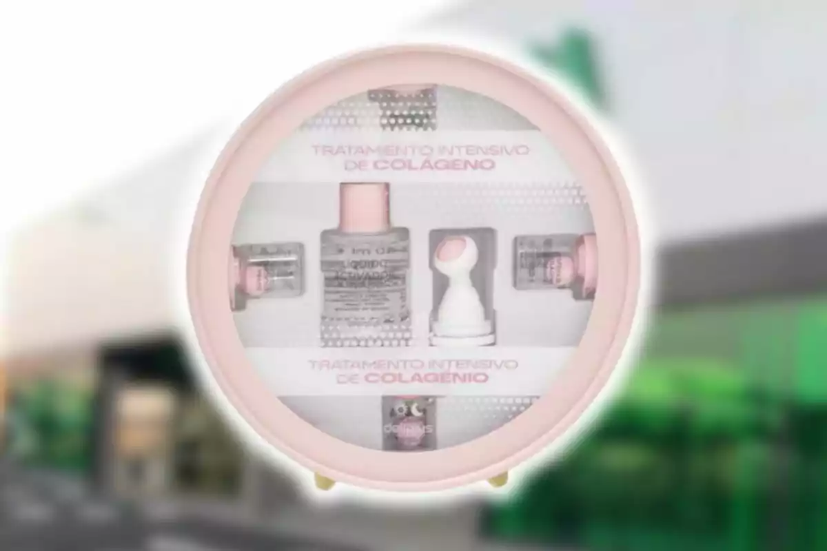 Un set de tratamiento intensivo de colágeno de Mercadona en un empaque circular con varios productos de cuidado facial. Un set de tratamiento intensivo de colágeno de Mercadona en un empaque circular con varios productos de cuidado facial.
