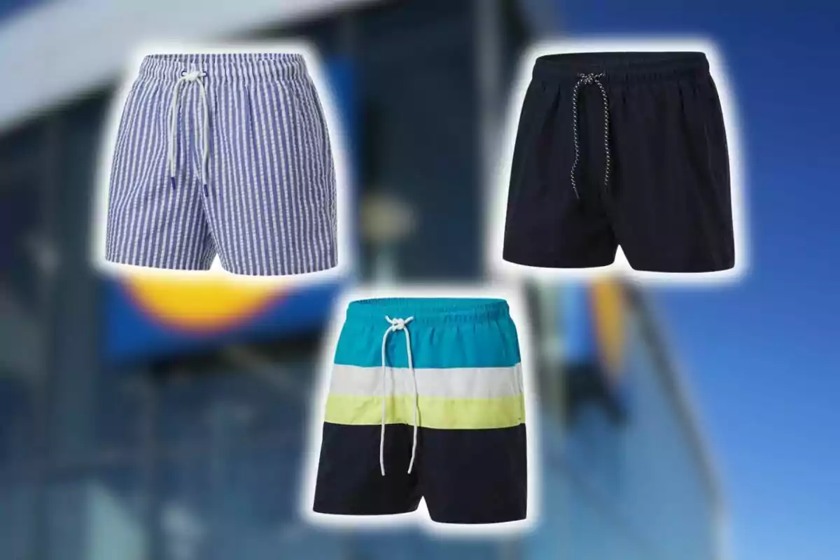 Tres modelos de trajes de baño para hombre de Lidl en diferentes estilos y colores, con un fondo desenfocado de un edificio moderno. Tres modelos de trajes de baño para hombre de Lidl en diferentes estilos y colores, con un fondo desenfocado de un edificio moderno.