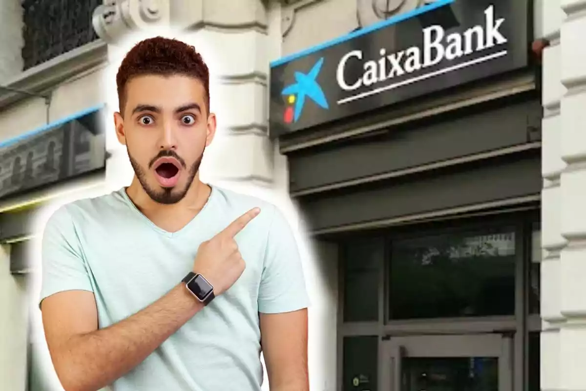 Un hombre sorprendido señalando un letrero de CaixaBank.
