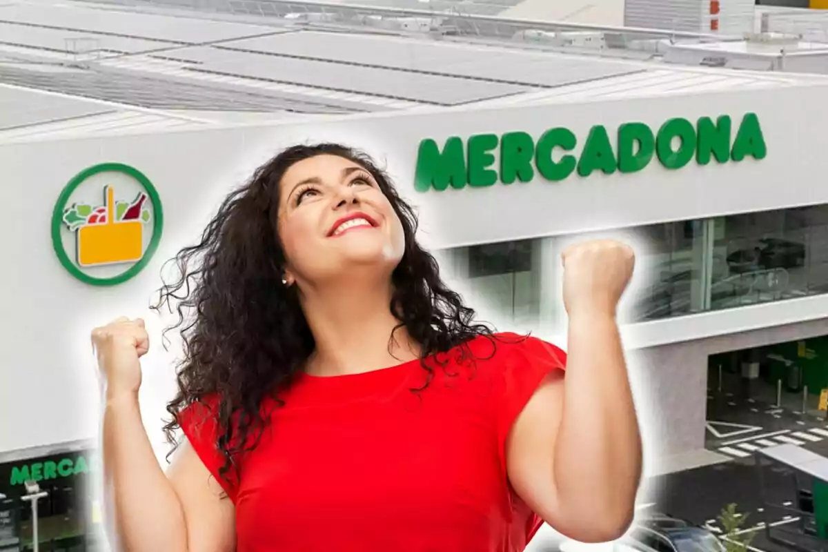 Mujer sonriente con los puños levantados frente a un supermercado Mercadona.