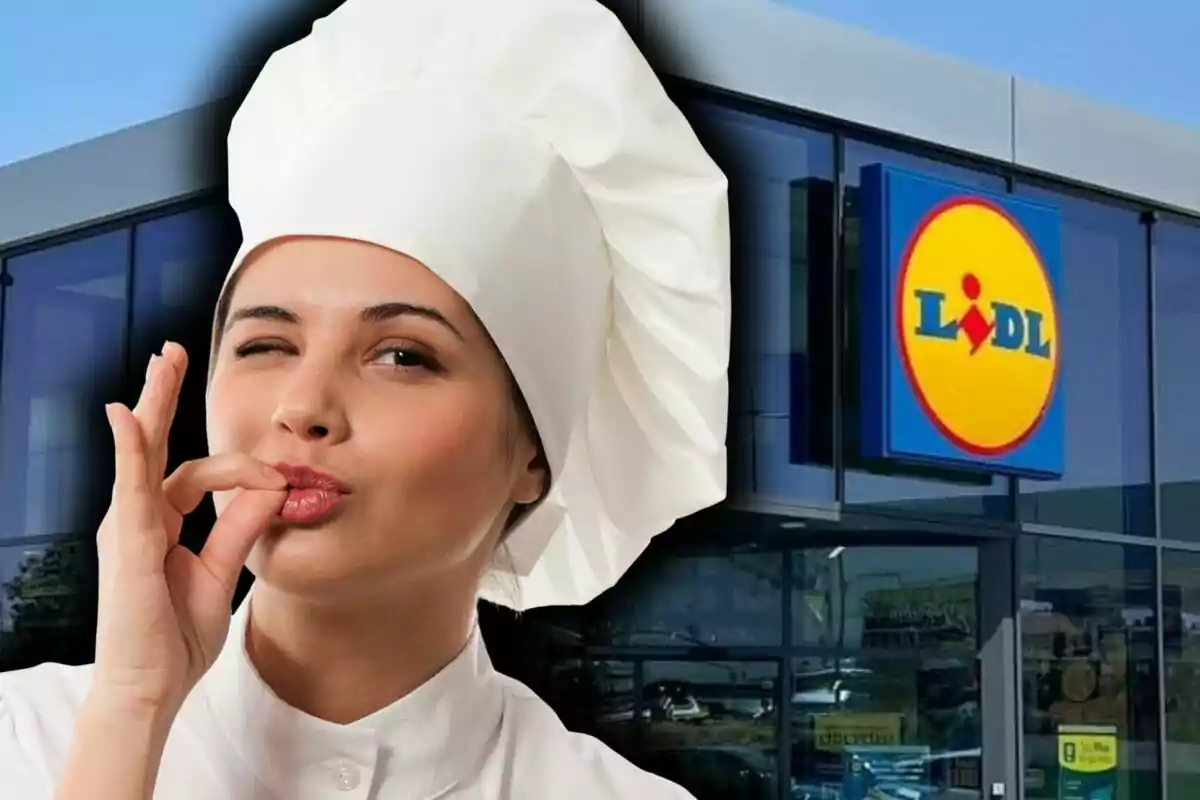 Una chef con gorro blanco hace un gesto de aprobación frente a una tienda de Lidl.